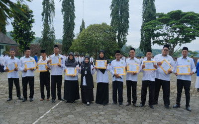 Momentum HAB Kemenag ke-80, MTsN 5 Kulon Progo Berikan Penghargaan Bagi Guru dan Tendik Berprestasi