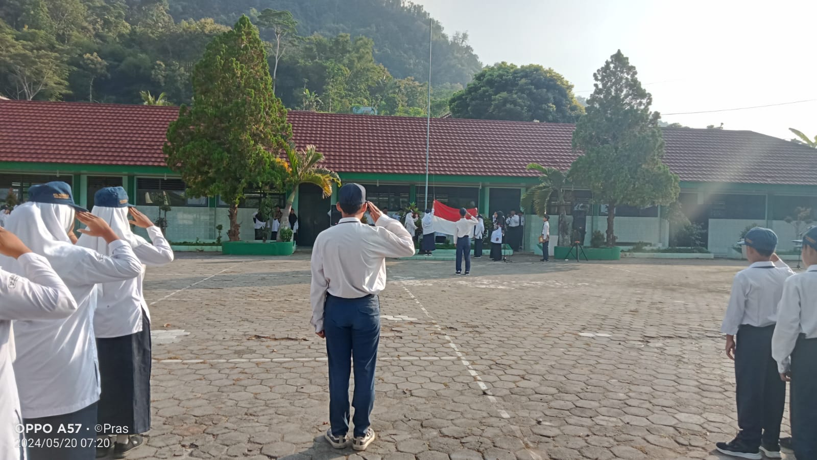 siswa MTsN 5 KP mengikuti upacara bendera